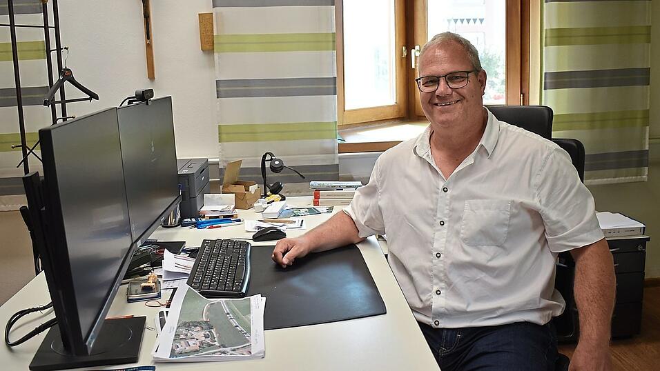In seinem neuen Büro nimmt sich Geisenhausens Bürgermeister Martin Fischer Zeit für die Anliegen der Mitarbeiter und aller Bürger. In seinem neuen Büro nimmt sich Geisenhausens Bürgermeister Martin Fischer Zeit für die Anliegen der Mitarbeiter und aller Bürger.