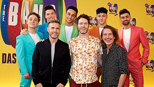 Vorne die Originale von heute (von links): Gary Barlow, Howard Donald und Mark Owen. Hinten die Besetzung im Musical 'The Band' mit Prince Damien (im gr&uuml;nen Sakko), das im Oktober ins Deutsche Theater in M&uuml;nchen kommt.