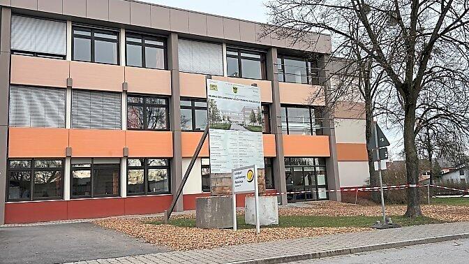 In der Nacht zum Montag verschafften sich bislang unbekannte Täter über Fenster im Erdgeschoss Zutritt zum Realschulgebäude. In der Nacht zum Montag verschafften sich bislang unbekannte Täter über Fenster im Erdgeschoss Zutritt zum Realschulgebäude.