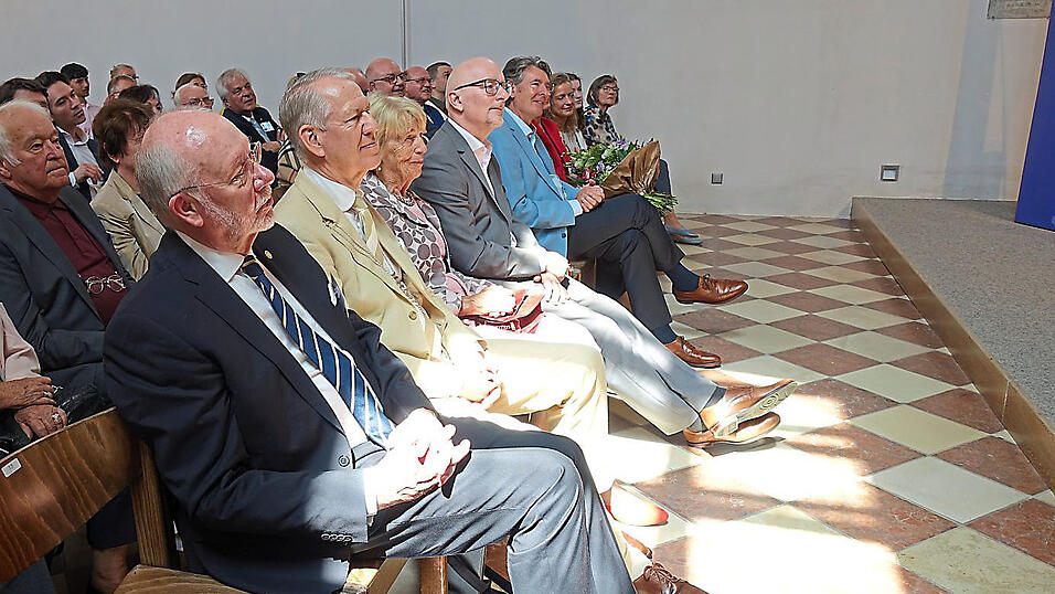 In der ersten Reihe verfolgte neben Hans-Jochen B&uuml;ngener auch District Governor Nikolai Ehlers (Zweiter von links) das musikalische Zwischenspiel des Preistr&auml;gers.
