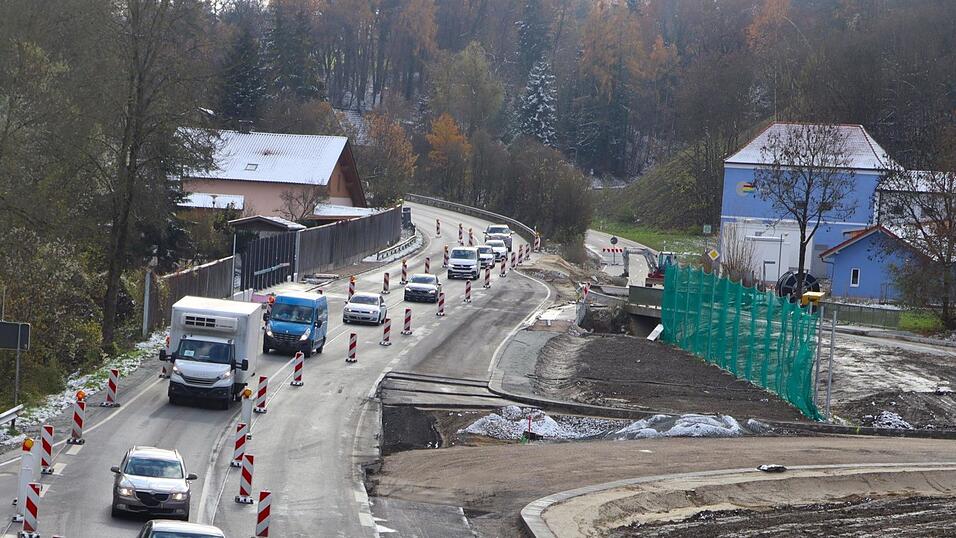 Noch rollt der Verkehr auf der B 20 bei Landau nur in Richtung Straubing. Ab 6. Dezember ist die Bundesstra&szlig;e auch wieder in Richtung Eggenfelden befahrbar.