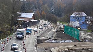 Noch rollt der Verkehr auf der B 20 bei Landau nur in Richtung Straubing. Ab 6. Dezember ist die Bundesstraße auch wieder in Richtung Eggenfelden befahrbar. Noch rollt der Verkehr auf der B 20 bei Landau nur in Richtung Straubing. Ab 6. Dezember ist die Bundesstraße auch wieder in Richtung Eggenfelden befahrbar.