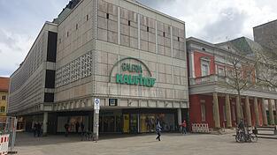 Das leerstehende Kaufhof-Gebäude am Regensburger Neupfarrplatz ist überraschend verkauft worden.