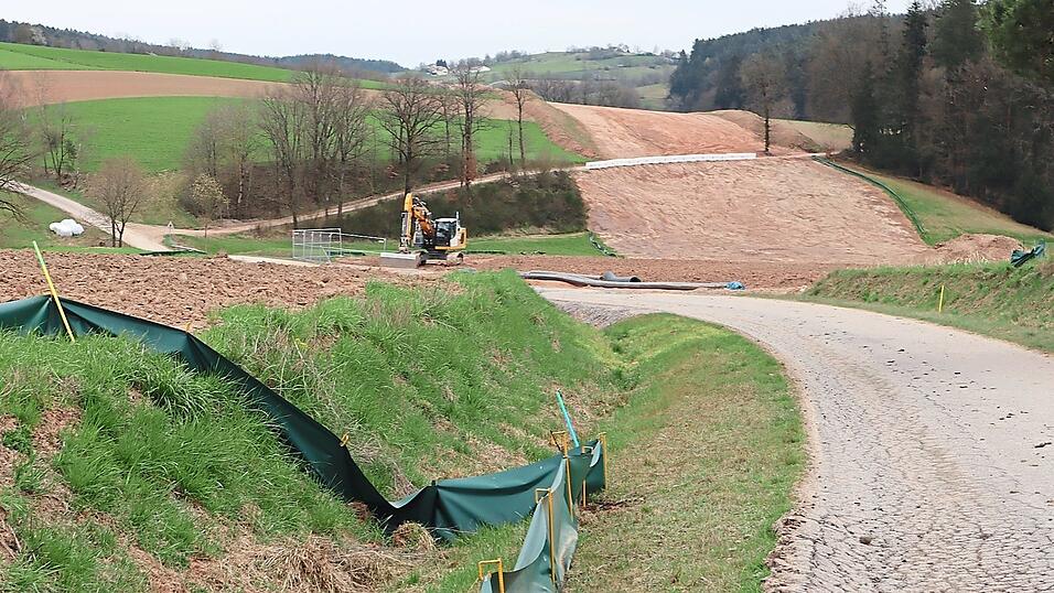 Besonders betroffen vom Süd-Ost-Link, der querfeldein läuft, sind die Orte Bruckbach und Frauenzell. Das gilt insbesondere für einige Weiler, die die Trasse direkt vor der Haustüre haben. Besonders betroffen vom Süd-Ost-Link, der querfeldein läuft, sind die Orte Bruckbach und Frauenzell. Das gilt insbesondere für einige Weiler, die die Trasse direkt vor der Haustüre haben.