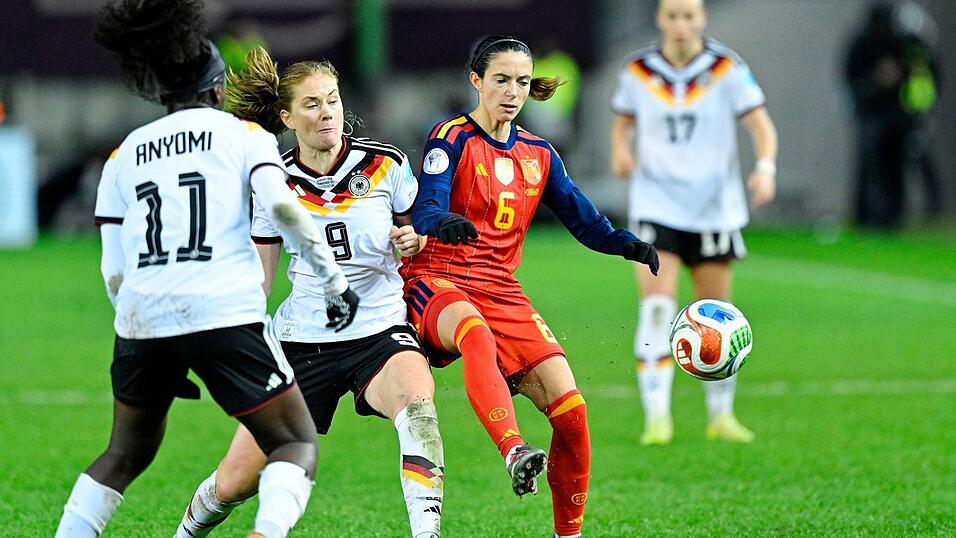 Entzaubert: Spaniens Weltfußballerin Aitana Bonmatí (in Rot). Entzaubert: Spaniens Weltfußballerin Aitana Bonmatí (in Rot).