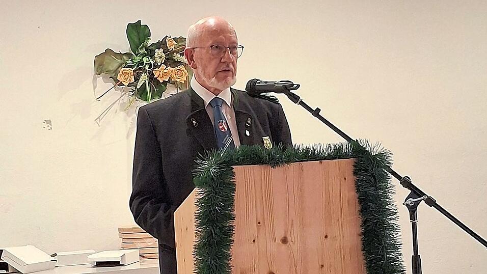 Gau-Ehrensch&uuml;tzenmeister Michael Ruhland blickte auf 75 Jahre Geschichte zur&uuml;ck.