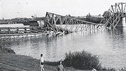 Die gesprengte Eisenbahnbr&uuml;cke. Die Amerikaner sollten damit am &Uuml;berqueren der Donau gehindert werden.