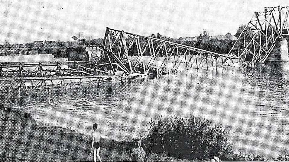 Die gesprengte Eisenbahnbr&uuml;cke. Die Amerikaner sollten damit am &Uuml;berqueren der Donau gehindert werden.