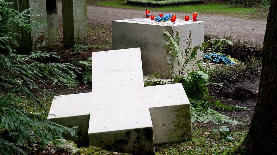 2014 war das Marmorkreuz an Banderas Grab in München vom Sockel gestürzt worden. (Archivbild) 2014 war das Marmorkreuz an Banderas Grab in München vom Sockel gestürzt worden. (Archivbild)
