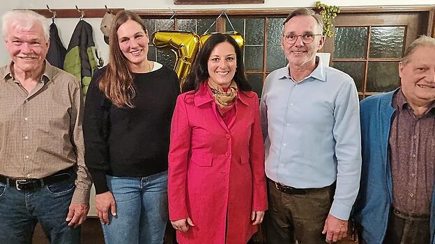 Karoline Fritz-Ertlmaier (Mitte) im Kreise von SLU-Stadtrat Michael Lechner, Maria Berger, Fraktionssprecher Winfried Stark und Stadtrat Edi Brücklmeier (v. l.).