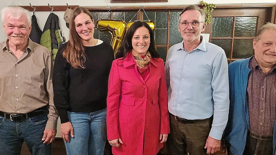 Karoline Fritz-Ertlmaier (Mitte) im Kreise von SLU-Stadtrat Michael Lechner, Maria Berger, Fraktionssprecher Winfried Stark und Stadtrat Edi Brücklmeier (v. l.). Karoline Fritz-Ertlmaier (Mitte) im Kreise von SLU-Stadtrat Michael Lechner, Maria Berger, Fraktionssprecher Winfried Stark und Stadtrat Edi Brücklmeier (v. l.).