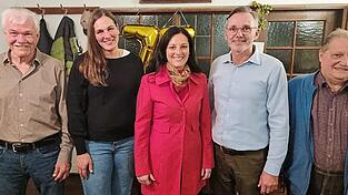 Karoline Fritz-Ertlmaier (Mitte) im Kreise von SLU-Stadtrat Michael Lechner, Maria Berger, Fraktionssprecher Winfried Stark und Stadtrat Edi Brücklmeier (v. l.).