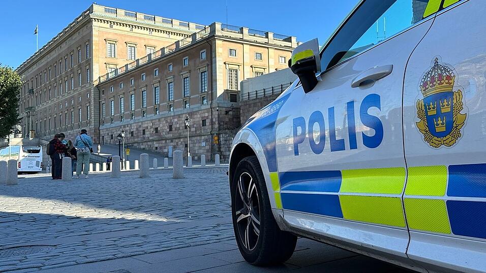 Ein Polizeiauto steht im Herzen von Stockholm vor dem Königsschloss. Nicht weit von dem Schloss entfernt befindet sich auch der Park Kungsträdgården. (Illustration) Ein Polizeiauto steht im Herzen von Stockholm vor dem Königsschloss. Nicht weit von dem Schloss entfernt befindet sich auch der Park Kungsträdgården. (Illustration)