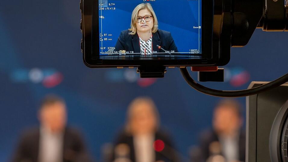 Die bayerische Landtags-AfD versch&auml;rft ihren Kurs weiter.