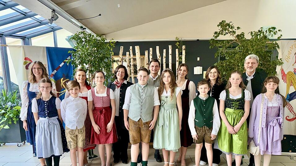 Nach der Pr&auml;sentation: Die Kinder, die heuer neu Sprechrollen &uuml;bernehmen, mit dem Kinderfest-Organisatoren, dem Ritterpaar Julia Baumann und Max Wild, B&uuml;rgermeister Sandro Bauer und Drachenstich-Organisationsleiterin Anna-Lena Fischer.&nbsp;