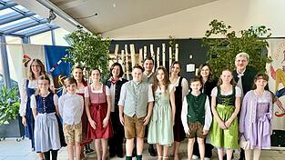 Nach der Pr&auml;sentation: Die Kinder, die heuer neu Sprechrollen &uuml;bernehmen, mit dem Kinderfest-Organisatoren, dem Ritterpaar Julia Baumann und Max Wild, B&uuml;rgermeister Sandro Bauer und Drachenstich-Organisationsleiterin Anna-Lena Fischer.&nbsp;