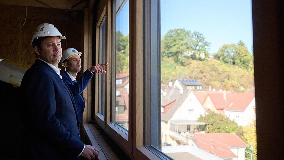 Klingbeil schaut sich an, wo mit Geld aus seinem Sondervermögen gebaut wird. (Archivbild) Klingbeil schaut sich an, wo mit Geld aus seinem Sondervermögen gebaut wird. (Archivbild)