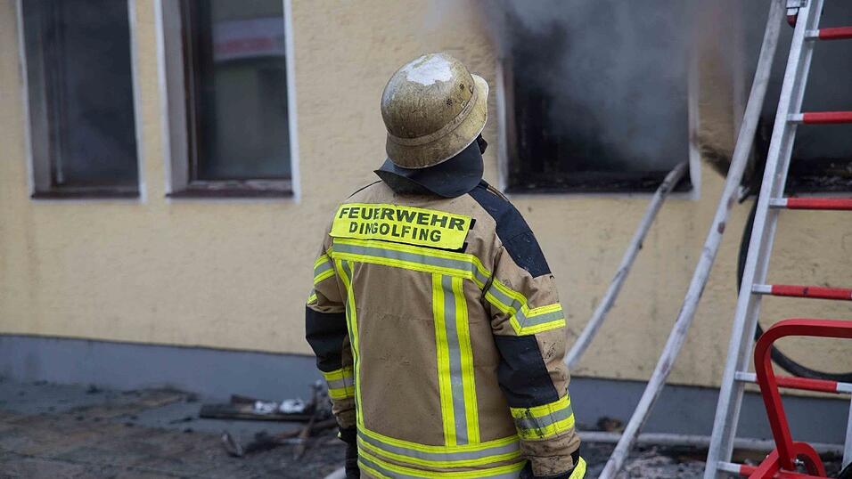 Inmitten dieses brennenden Hauses in der Griesgasse in Dingolfing entdeckte die Feuerwehr die Leiche.