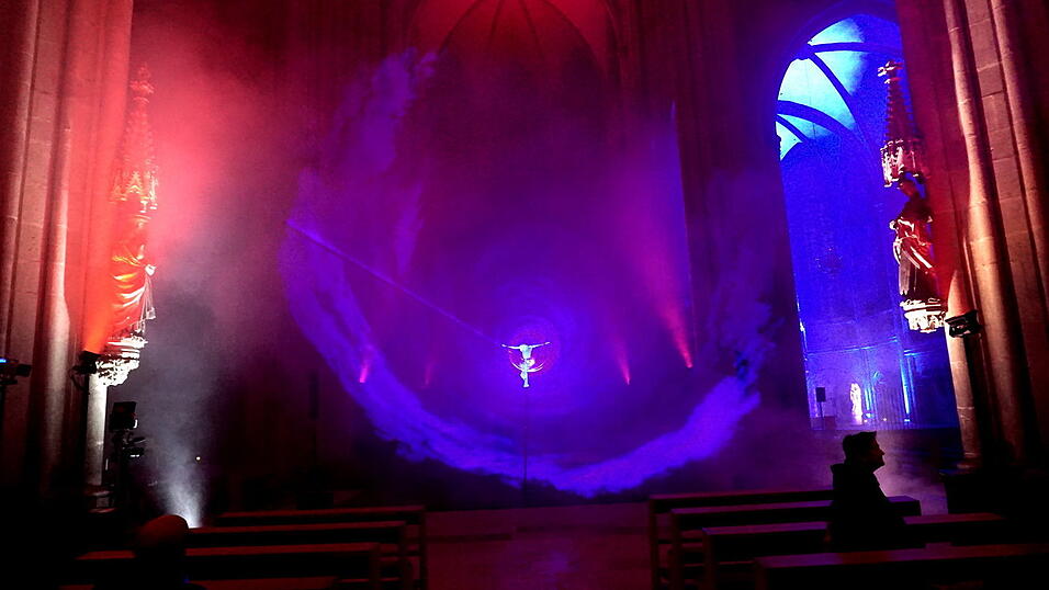 Der transparent strahlende Christus am Kreuz war die zentrale Figur der Lichtinstallation. Der transparent strahlende Christus am Kreuz war die zentrale Figur der Lichtinstallation.