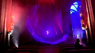Der transparent strahlende Christus am Kreuz war die zentrale Figur der Lichtinstallation. Der transparent strahlende Christus am Kreuz war die zentrale Figur der Lichtinstallation.