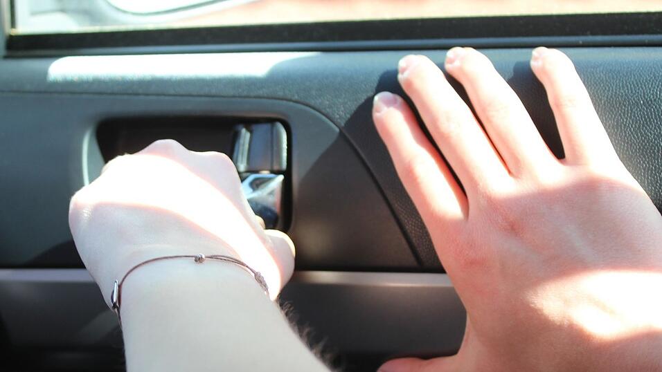 Der Angeklagte fuhr mit seiner Ex-Freundin - angeblich gegen ihren Willen - auf der Autobahn nach Regensburg. Der Angeklagte fuhr mit seiner Ex-Freundin - angeblich gegen ihren Willen - auf der Autobahn nach Regensburg.