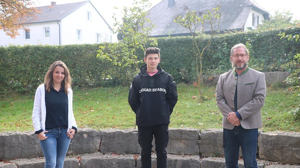 Giano Lischka (Mitte) ist zum Sch&uuml;lersprecher des Landkreises gew&auml;hlt worden. Vertrauenslehrerin Sabine Fillep (links) und Rektor Markus Winkler (rechts) freuen sich &uuml;ber das Engagement des Neutntkl&auml;sslers.
