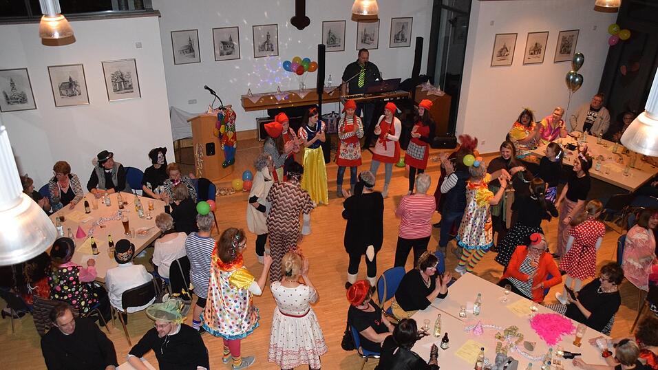 Die Tanzfläche war bei passender Faschingsmusik immer vollgefüllt. Die Tanzfläche war bei passender Faschingsmusik immer vollgefüllt.