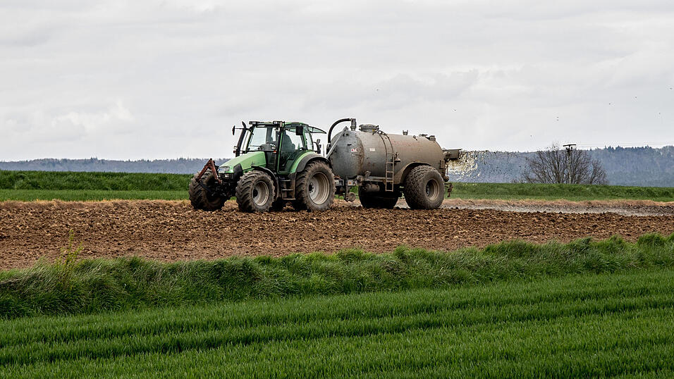 In Pentling ist ein Unbekannter mit einem gestohlenen Traktor-Gespann herumgefahren. (Symbolbild) In Pentling ist ein Unbekannter mit einem gestohlenen Traktor-Gespann herumgefahren. (Symbolbild)