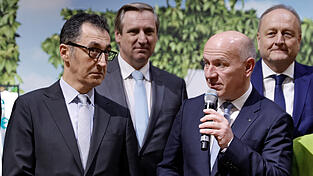 Landwirtschaftsminister Cem Özdemir (Grüne l.), Joachim Rukwied (r.), Präsident des Deutschen Bauernverbandes, Kai Wegner (CDU, 2. v.r.), Regierender Bürgermeister von Berlin, Christian von Boetticher (2. v.l.), Vorsitzender der Bundesvereinigung der Deutschen Ernährungsindustrie (BVE) machten einen Messerundgang. Landwirtschaftsminister Cem Özdemir (Grüne l.), Joachim Rukwied (r.), Präsident des Deutschen Bauernverbandes, Kai Wegner (CDU, 2. v.r.), Regierender Bürgermeister von Berlin, Christian von Boetticher (2. v.l.), Vorsitzender der Bundesvereinigung der Deutschen Ernährungsindustrie (BVE) machten einen Messerundgang.