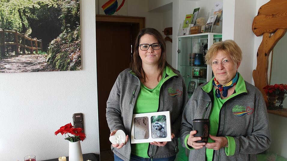 Karin Reitmeier (links) und Mutter Ilse bestatten verstorbene Tiere und k&uuml;mmern sich um die trauernden Besitzer.