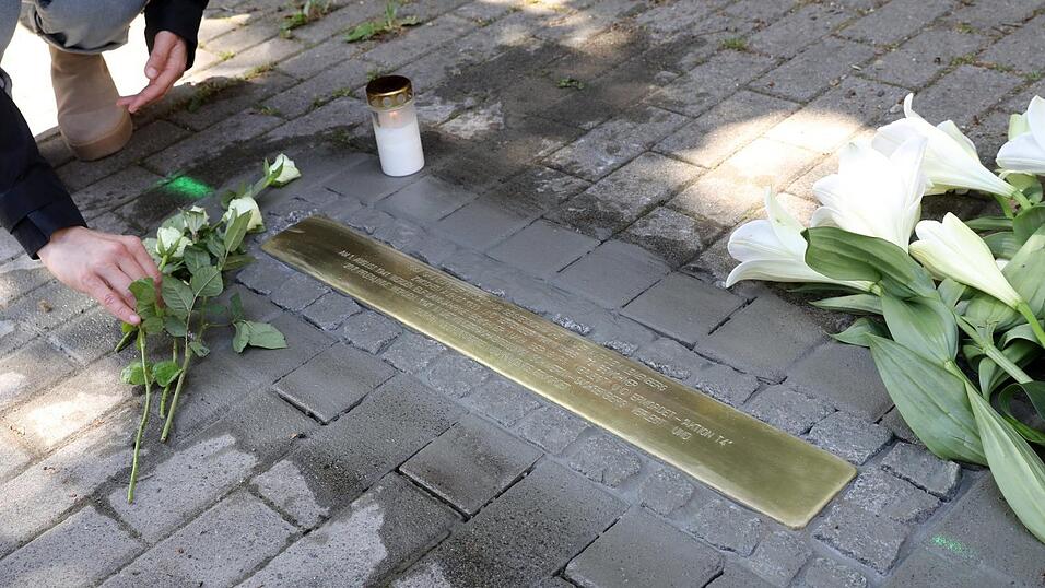 Eine Stolperschwelle erinnert vor der ehemaligen Heil- und Pflegeanstalt Sachsenberg-Lewenberg im Schwerin an 290 Opfer des NS-'Euthanasie'-Programms.