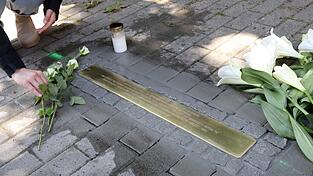 Eine Stolperschwelle erinnert vor der ehemaligen Heil- und Pflegeanstalt Sachsenberg-Lewenberg im Schwerin an 290 Opfer des NS-'Euthanasie'-Programms. Eine Stolperschwelle erinnert vor der ehemaligen Heil- und Pflegeanstalt Sachsenberg-Lewenberg im Schwerin an 290 Opfer des NS-'Euthanasie'-Programms.