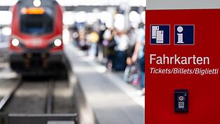 Die alte Bundesregierung wollte das Bahnfahren mit dem Deutschlandticket populärer machen, doch die langfristige Finanzierung blieb ungeklärt. (Archivbild)