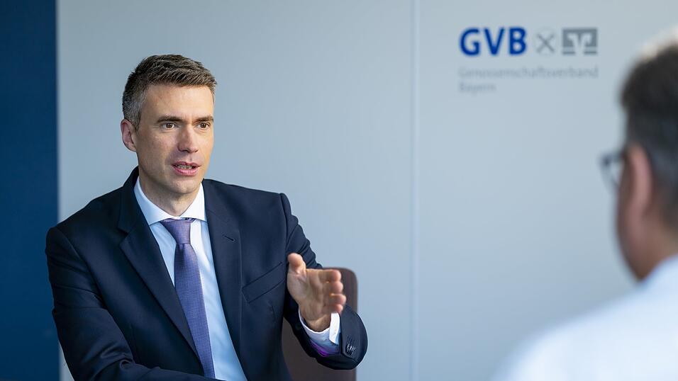 Stefan M&uuml;ller ist seit August 2024 Verbandspr&auml;sident und Vorstandsvorsitzender des Genossenschaftsverbandes Bayern (GVB). Zu den GVB-Mitgliedern z&auml;hlen unter anderem Volks- und Raiffeisenbanken.