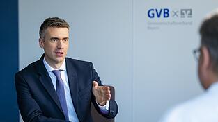 Stefan M&uuml;ller ist seit August 2024 Verbandspr&auml;sident und Vorstandsvorsitzender des Genossenschaftsverbandes Bayern (GVB). Zu den GVB-Mitgliedern z&auml;hlen unter anderem Volks- und Raiffeisenbanken.