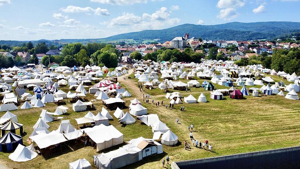 Ab diesem Wochenende wird wieder die Zeltstadt der &bdquo;Lagernden&ldquo; an der Eschlkamer Stra&szlig;e wachsen, um den Besuchern vom 14. bis 16. August einen authentischen Einblick ins Leben des Jahres 1431 zu geben.