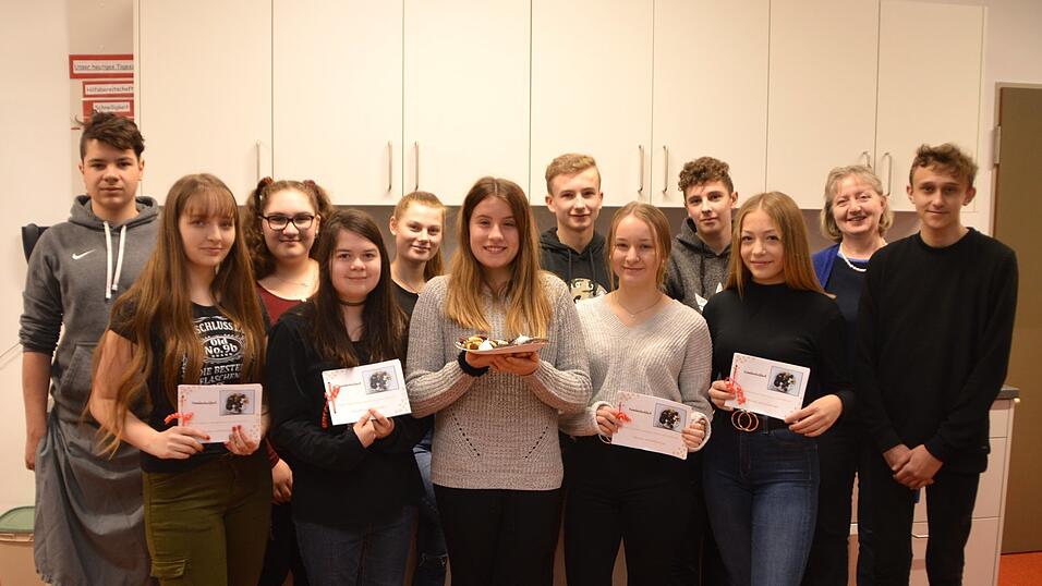 Die Neuntklässler des Sozialzweigs der Mittelschule präsentieren ihr eigenes Backbuch. Der Erlös geht an die Kinderkrebshilfe. Die Neuntklässler des Sozialzweigs der Mittelschule präsentieren ihr eigenes Backbuch. Der Erlös geht an die Kinderkrebshilfe.