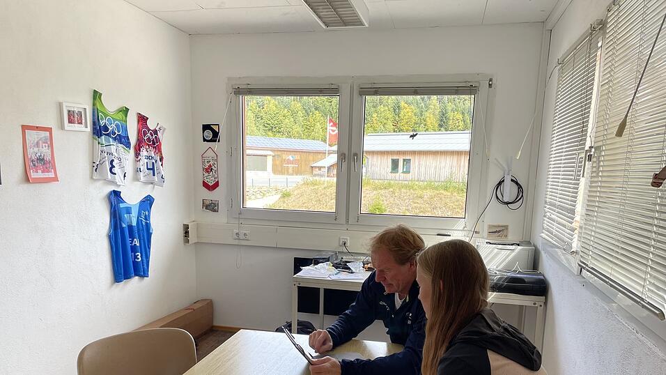 Trainer Matthias Ahrens und Hannah K&ouml;hler beim Auswerten der Scatt-Schie&szlig;&uuml;bungen im Landesleistungszentrum. Im Raum gegen&uuml;ber stehen nicht nur Umkleiden, sondern auch Tische zum Lernen f&uuml;r die Internatssch&uuml;ler bereit.