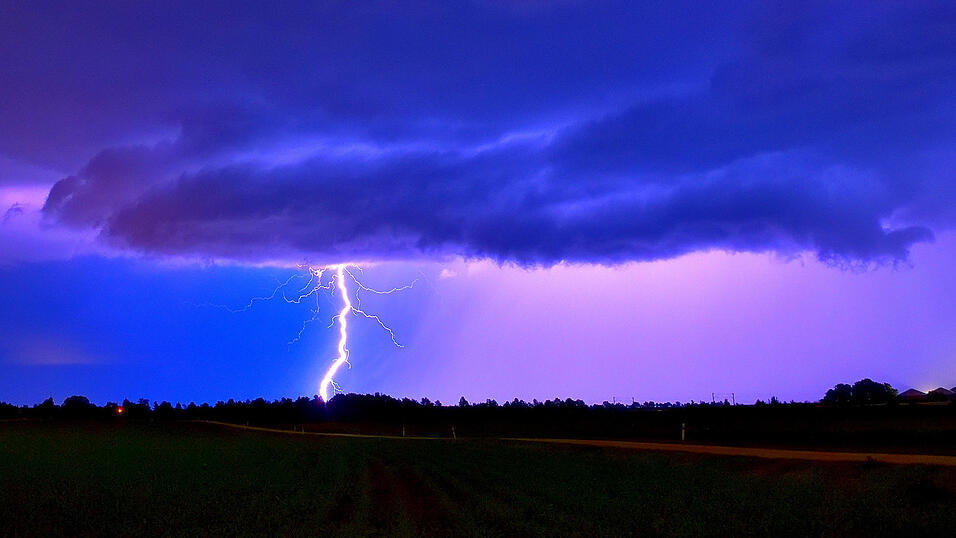Im Südosten/Amselfing blitzte es am Montagabend kräftig, aufgenommen von der Ödmühle aus. Im Südosten/Amselfing blitzte es am Montagabend kräftig, aufgenommen von der Ödmühle aus.