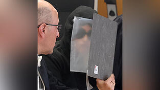 Eine 42-Jährige muss sich im Rahmen eines Sicherungsverfahrens für die Bluttat in ihrem Elternhaus verantworten.