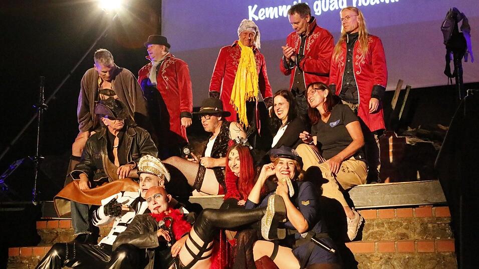 „Jockels boarische Grusel Gschicht“: Schauspieler und Musiker verabschieden sich nach elf Aufführungen vom Publikum. „Jockels boarische Grusel Gschicht“: Schauspieler und Musiker verabschieden sich nach elf Aufführungen vom Publikum.