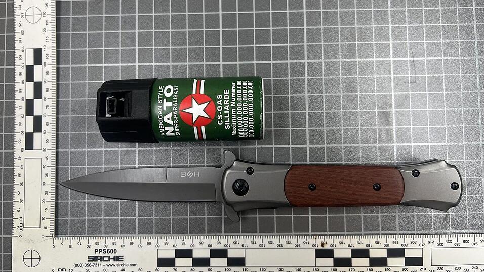 Auch eine Airsoft-Pistole, mehrere Messer und ein Pfefferspray förderten die Kontrollen zutage.