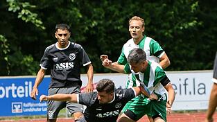 Schritt für Schritt: Der Sportliche Leiter und Abwehrspieler Nils Wodnitzki (hinten rechts) will den Aufstieg sauber machen, bevor man an die Zukunft des Vereins denkt. Schritt für Schritt: Der Sportliche Leiter und Abwehrspieler Nils Wodnitzki (hinten rechts) will den Aufstieg sauber machen, bevor man an die Zukunft des Vereins denkt.