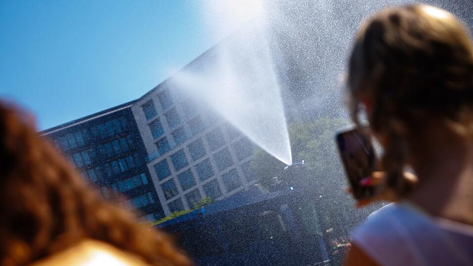 In Berlin verspr&uuml;hte die Polizei Wasser zur Abk&uuml;hlung f&uuml;r die Menschen.