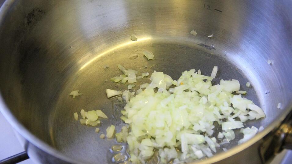 Daniel Siegl vom Siegls in Furth im Wald kocht Rahmsüppchen vom Räucherfisch.