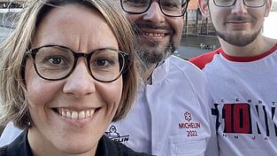Gewinner-Selfie: Stefanie und Stefan Hummel mit Koch Michael Brettner (v.l.) freuen sich über den Michelin-Stern für ihre 'Gourmetstube' in Duggendorf im Landkreis Regensburg. Gewinner-Selfie: Stefanie und Stefan Hummel mit Koch Michael Brettner (v.l.) freuen sich über den Michelin-Stern für ihre 'Gourmetstube' in Duggendorf im Landkreis Regensburg.