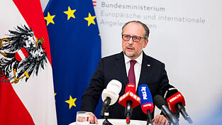 Der österreichische Außenminister Alexander Schallenberg fordert zusammen mit sieben anderen europäischen Amtskollegen, von den EU-Staaten mehr Realismus in der Syrienpolitik. Der österreichische Außenminister Alexander Schallenberg fordert zusammen mit sieben anderen europäischen Amtskollegen, von den EU-Staaten mehr Realismus in der Syrienpolitik.