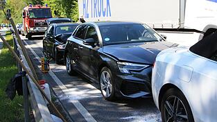 Zum Glück verlief der Auffahrunfall einigermaßen glimpflich. Die drei Insassen der Autos verletzten sich nur leicht. Zum Glück verlief der Auffahrunfall einigermaßen glimpflich. Die drei Insassen der Autos verletzten sich nur leicht.