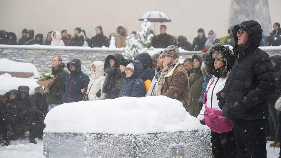 Bei der Trauerfeier für die Opfer des Infernos von Crans-Montana ruhte in der Schweiz für Minuten das öffentliche Leben. Bei der Trauerfeier für die Opfer des Infernos von Crans-Montana ruhte in der Schweiz für Minuten das öffentliche Leben.