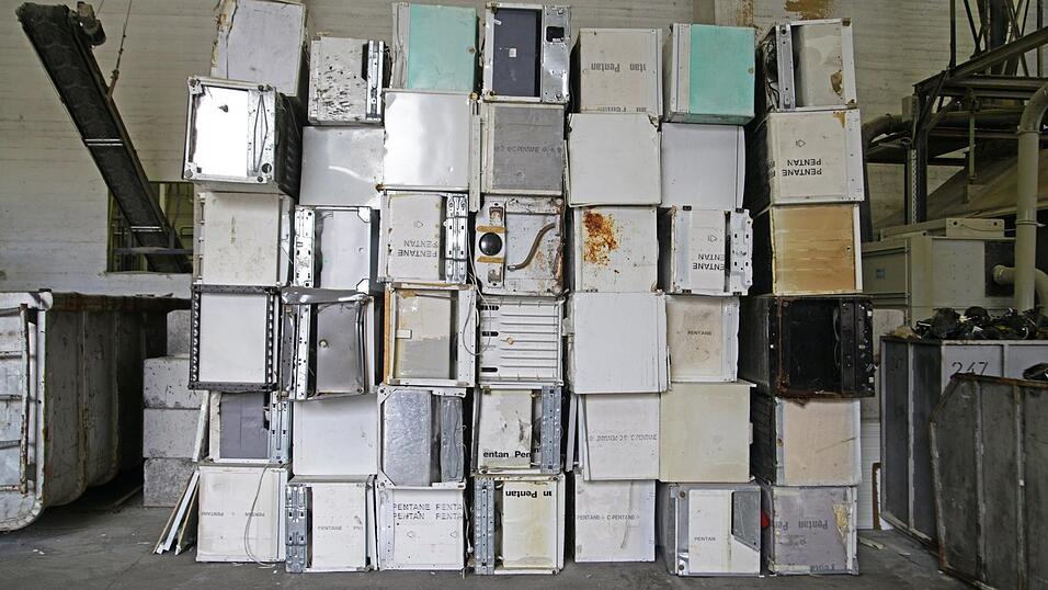 Alte K&uuml;hlschr&auml;nke werden in kleineren Wertstoffh&ouml;fen nicht mehr angenommen.